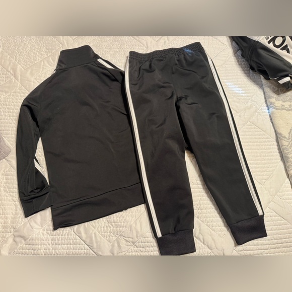 Adidas toddler track suit outfit size 4T - Picture 4 of 10